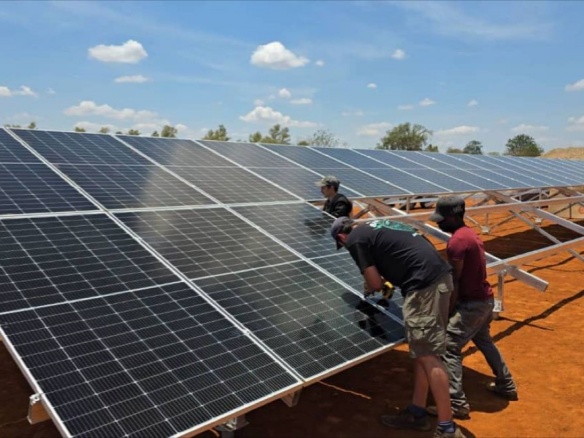 全球足迹 | “煤地→绿地”，金龙迎宾Giga系列光伏组件首入津巴布韦